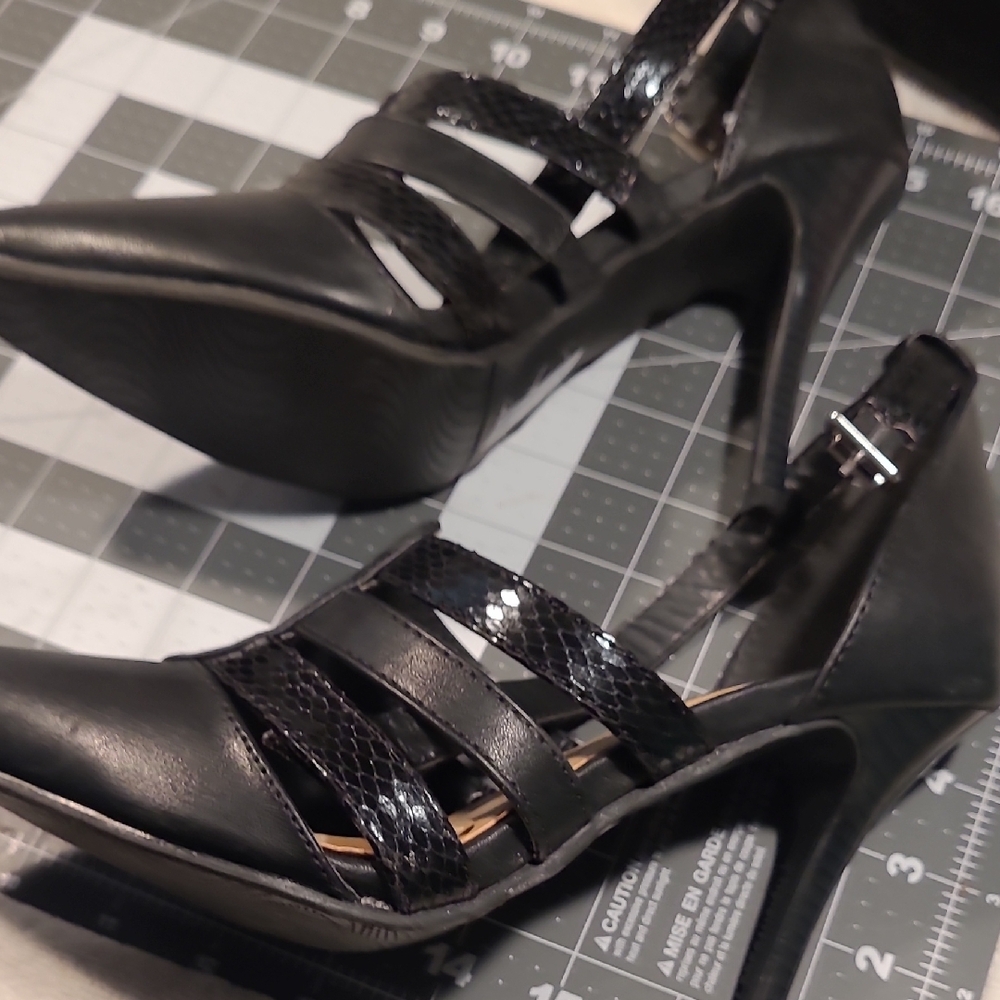 Size 8 Sophia & Lee Black Strappy Stiletto Heels - Picture 14 of 16